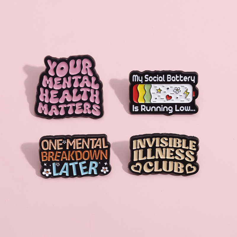 Broche de Metal con letras de  - Women Fashion History reseña y precio