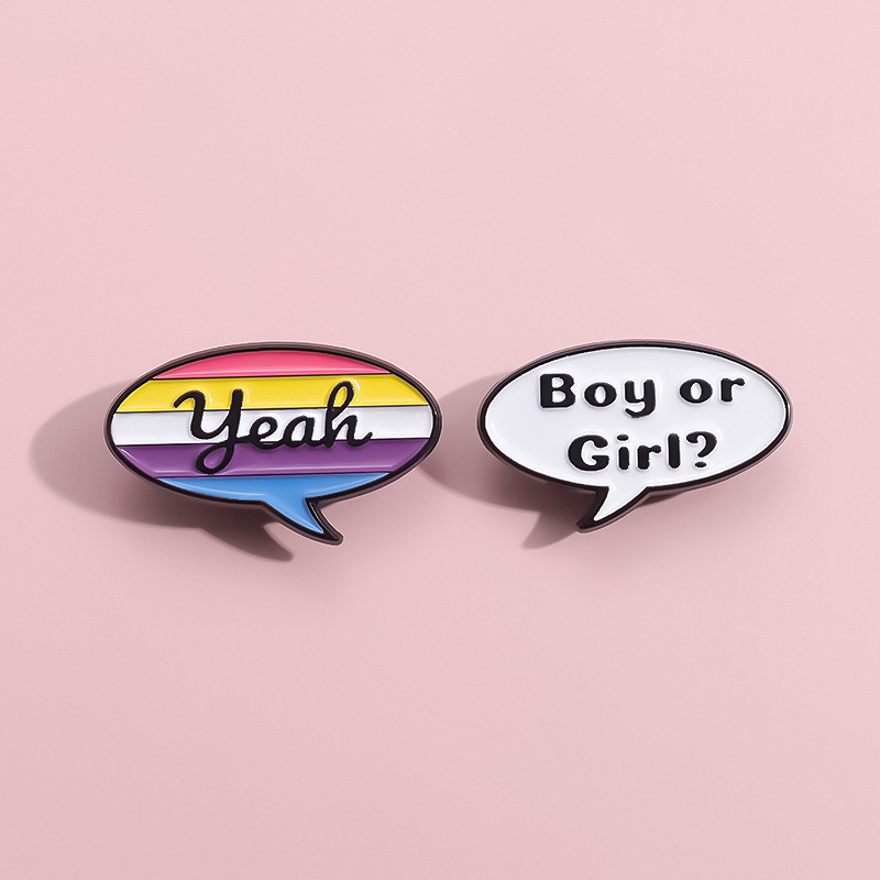 Broche de Metal con letras de  - Women Fashion History reseña y precio
