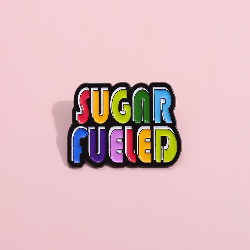Broche de Metal con letras de  - Women Fashion History reseña y precio
